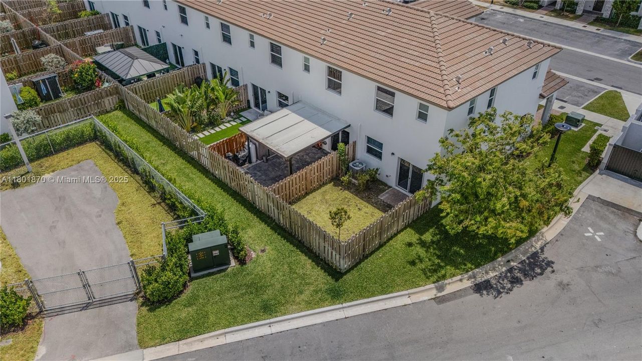 For Sale: $550,000 (3 beds, 3 baths, 1328 Square Feet)