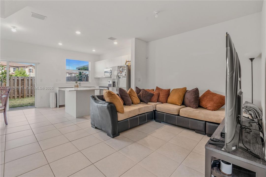 For Sale: $550,000 (3 beds, 3 baths, 1328 Square Feet)