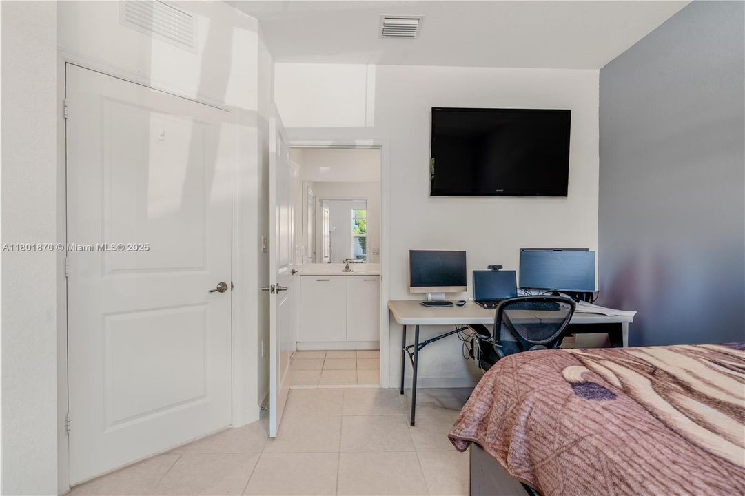 For Sale: $550,000 (3 beds, 3 baths, 1328 Square Feet)