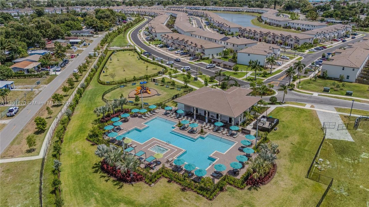 For Sale: $550,000 (3 beds, 3 baths, 1328 Square Feet)