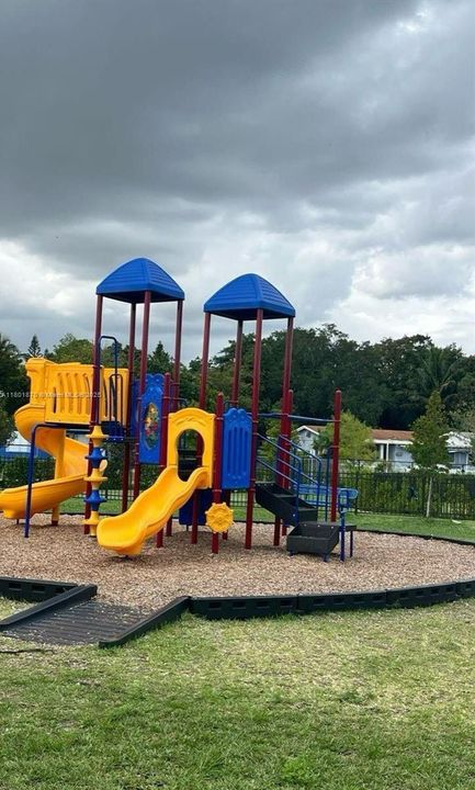 For Sale: $550,000 (3 beds, 3 baths, 1328 Square Feet)