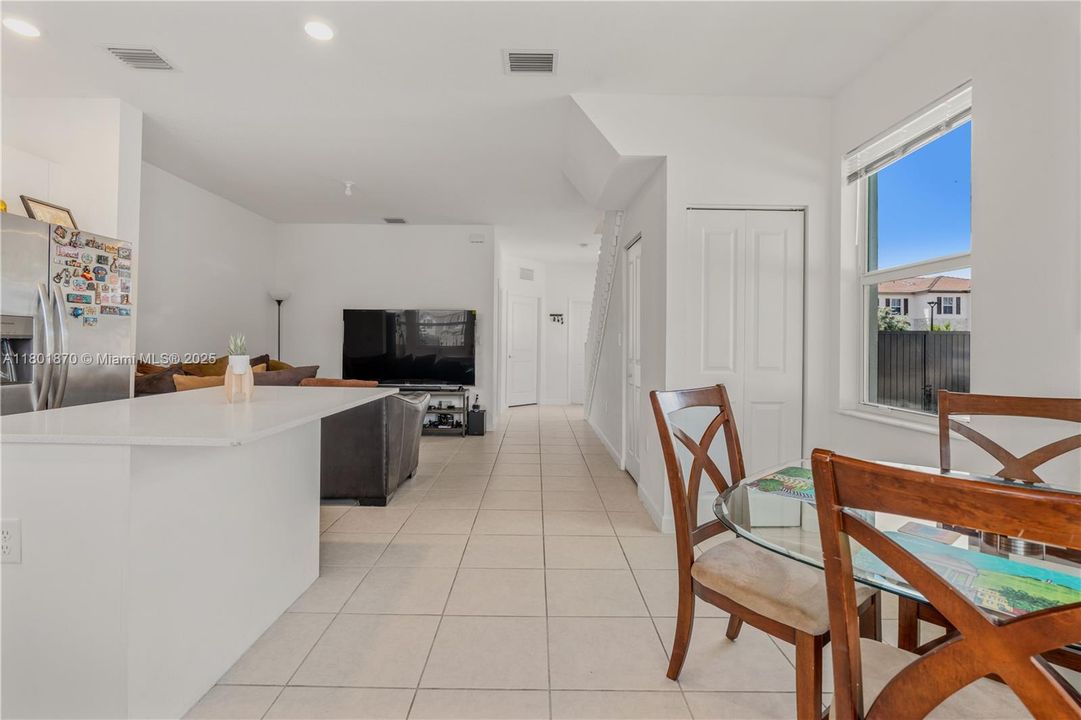 For Sale: $550,000 (3 beds, 3 baths, 1328 Square Feet)