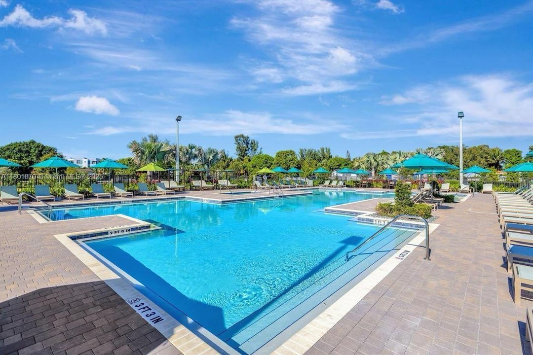 For Sale: $550,000 (3 beds, 3 baths, 1328 Square Feet)