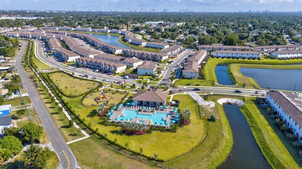 For Sale: $550,000 (3 beds, 3 baths, 1328 Square Feet)