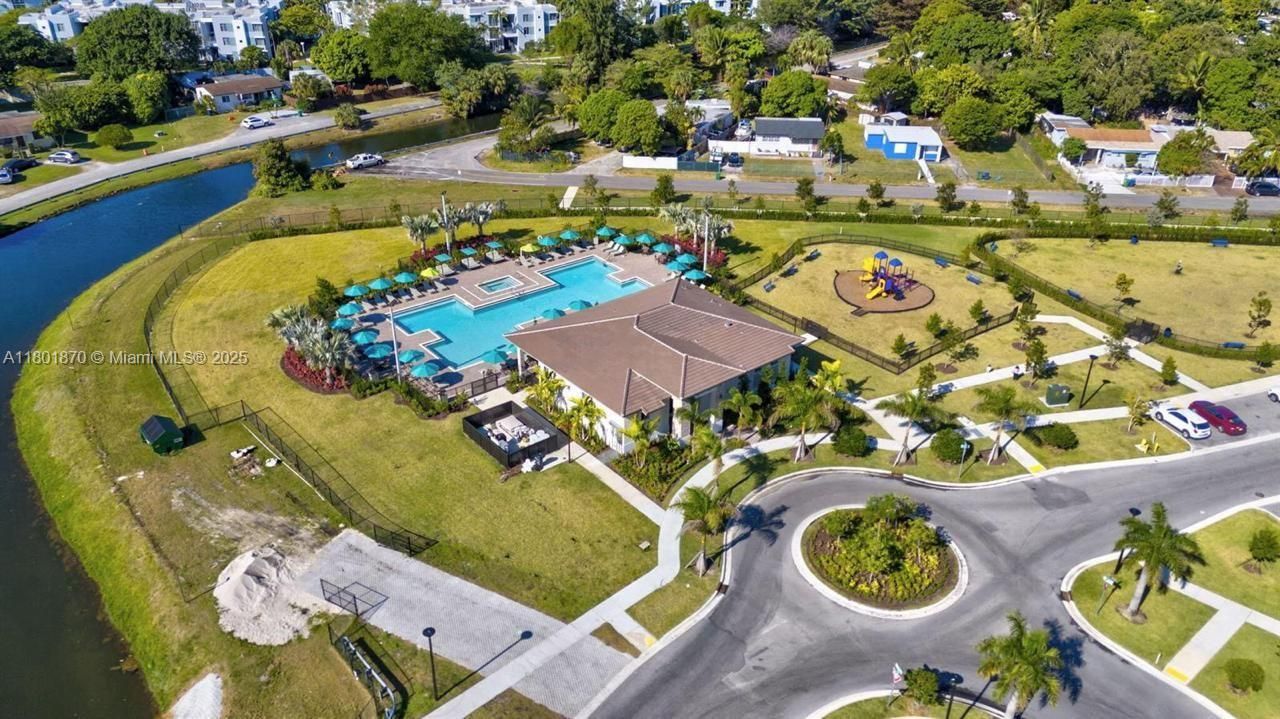 For Sale: $550,000 (3 beds, 3 baths, 1328 Square Feet)