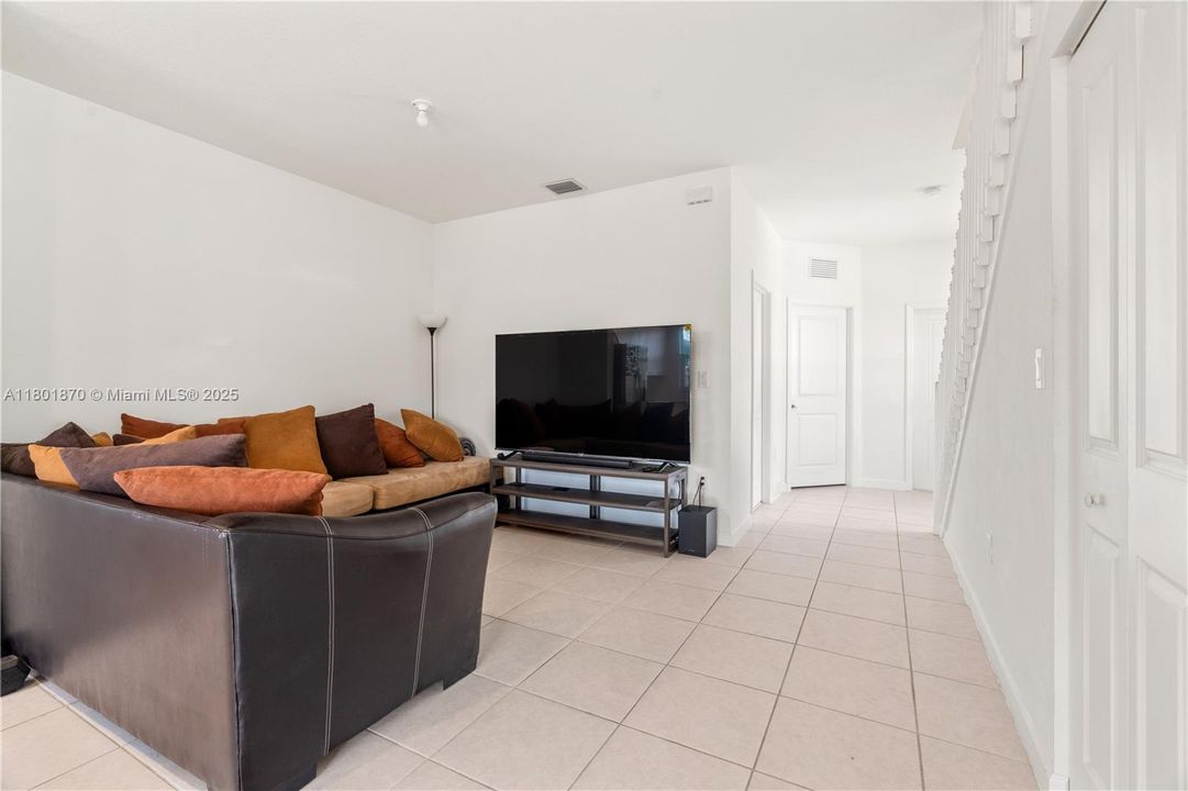 For Sale: $550,000 (3 beds, 3 baths, 1328 Square Feet)
