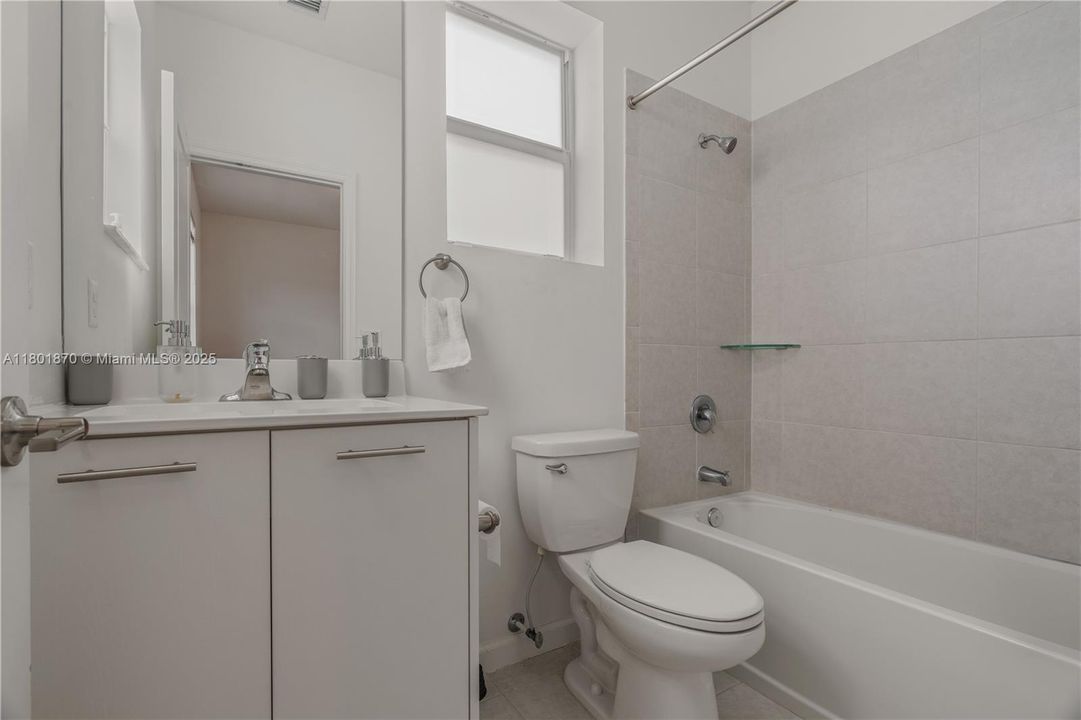 For Sale: $550,000 (3 beds, 3 baths, 1328 Square Feet)