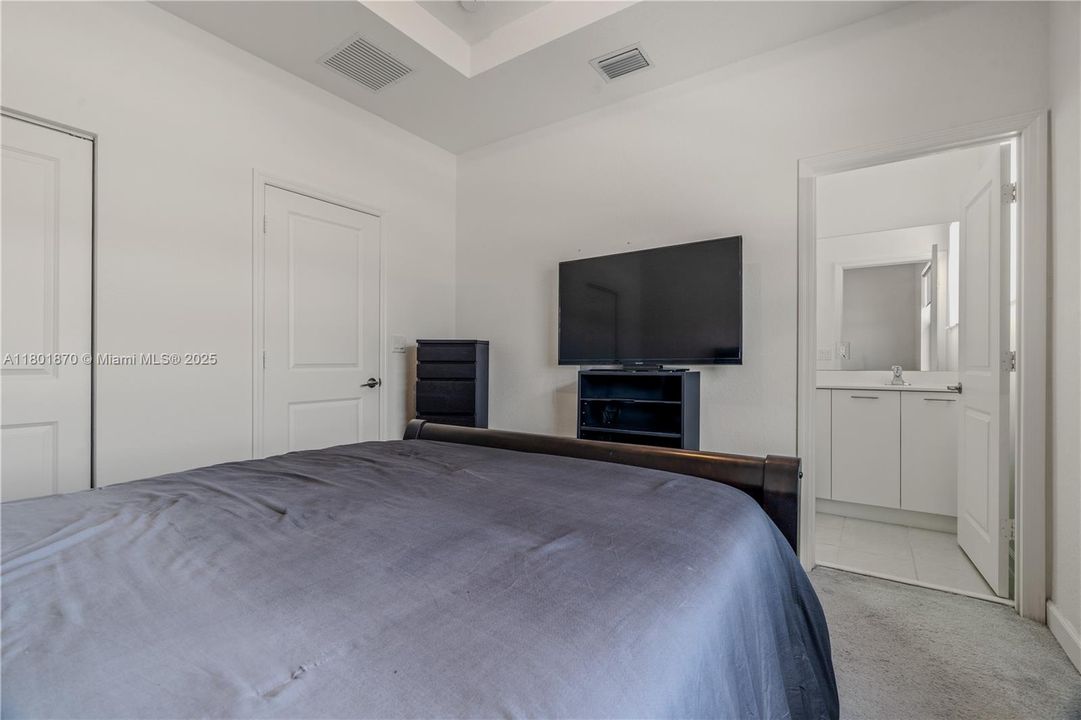 For Sale: $550,000 (3 beds, 3 baths, 1328 Square Feet)