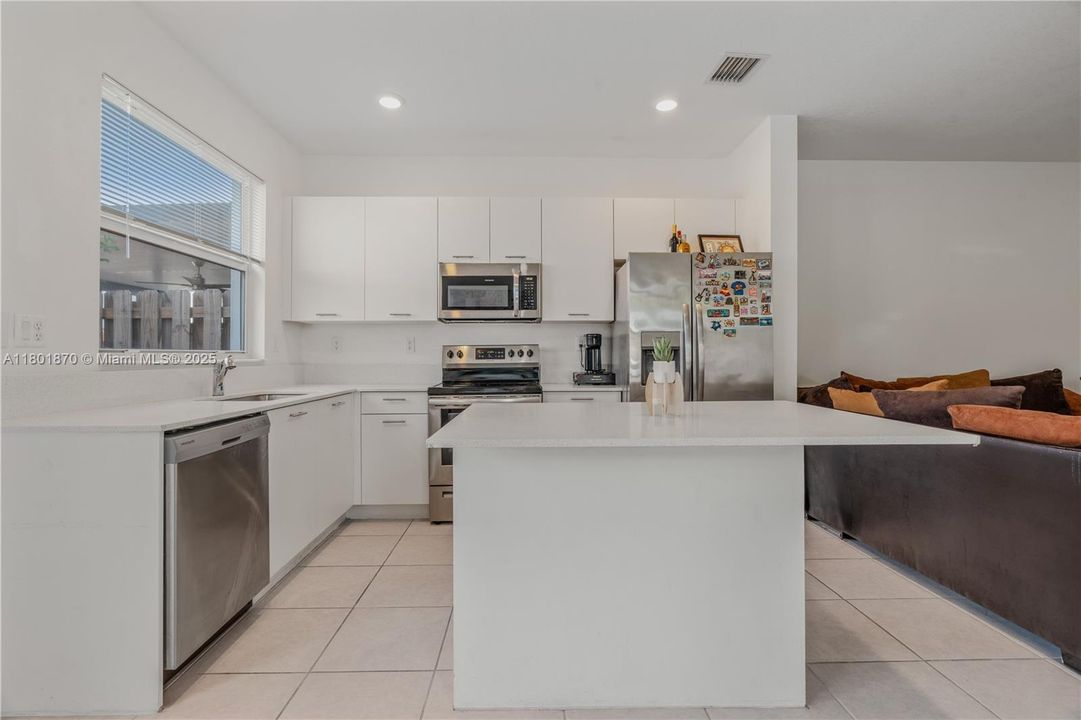 For Sale: $550,000 (3 beds, 3 baths, 1328 Square Feet)