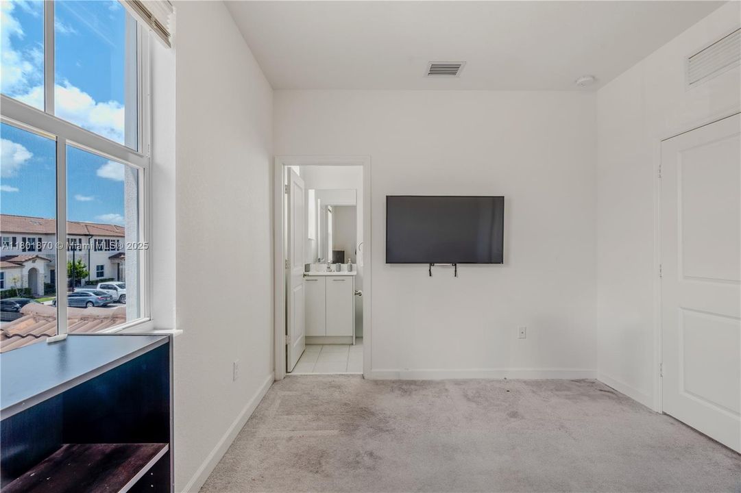 For Sale: $550,000 (3 beds, 3 baths, 1328 Square Feet)