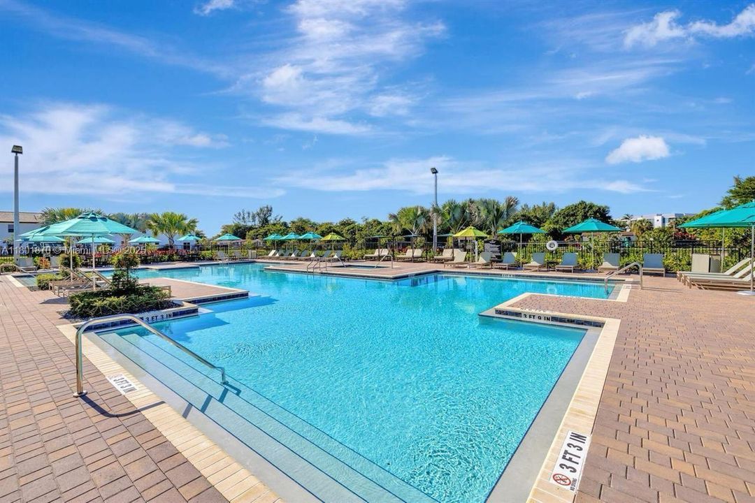 For Sale: $550,000 (3 beds, 3 baths, 1328 Square Feet)