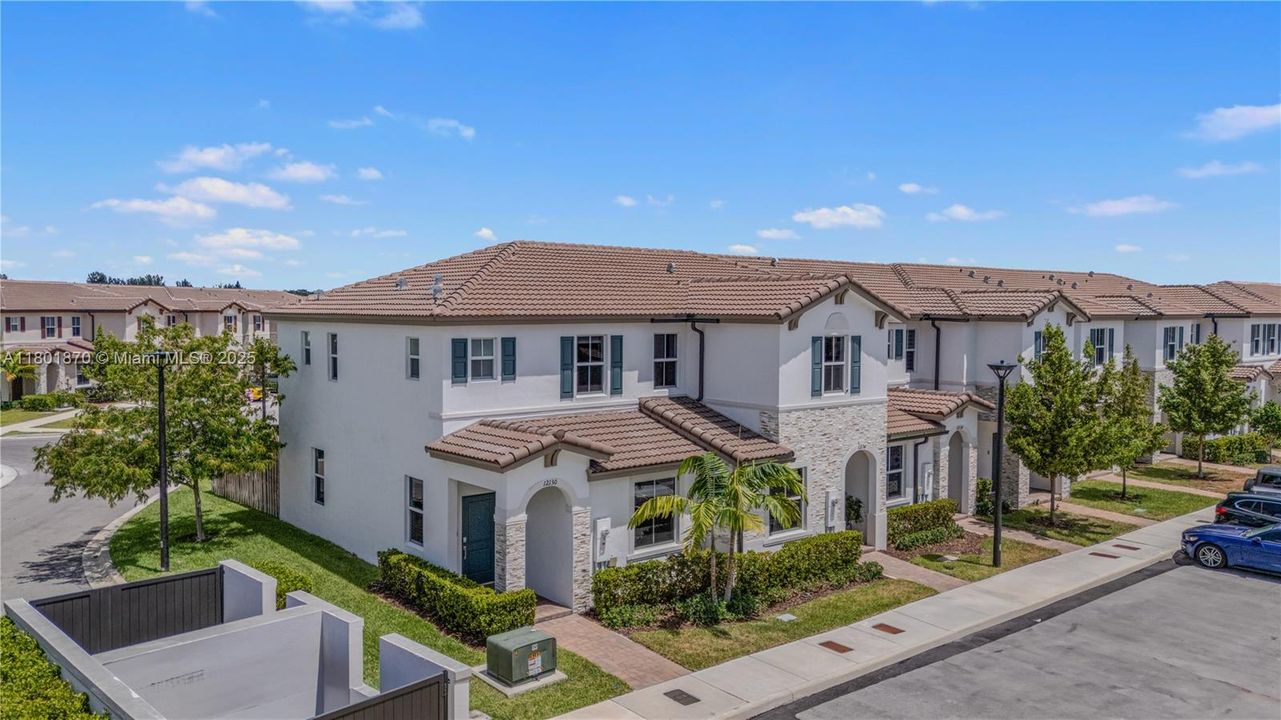 For Sale: $550,000 (3 beds, 3 baths, 1328 Square Feet)