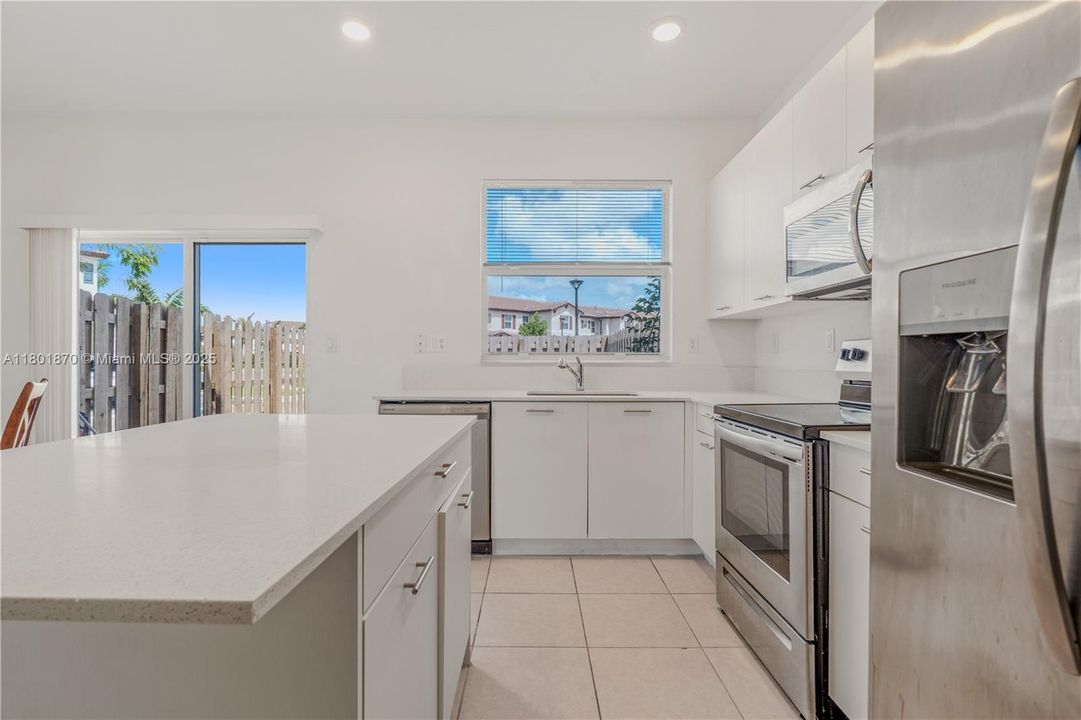 For Sale: $550,000 (3 beds, 3 baths, 1328 Square Feet)