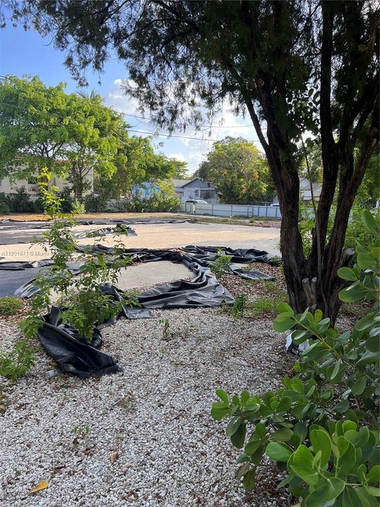 Active With Contract: $800,000 (0.12 acres)