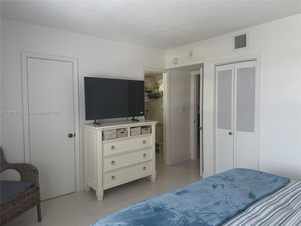 For Rent: $3,200 (2 beds, 2 baths, 1070 Square Feet)