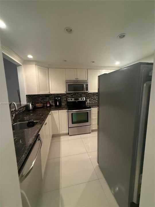 For Rent: $3,200 (2 beds, 2 baths, 1070 Square Feet)