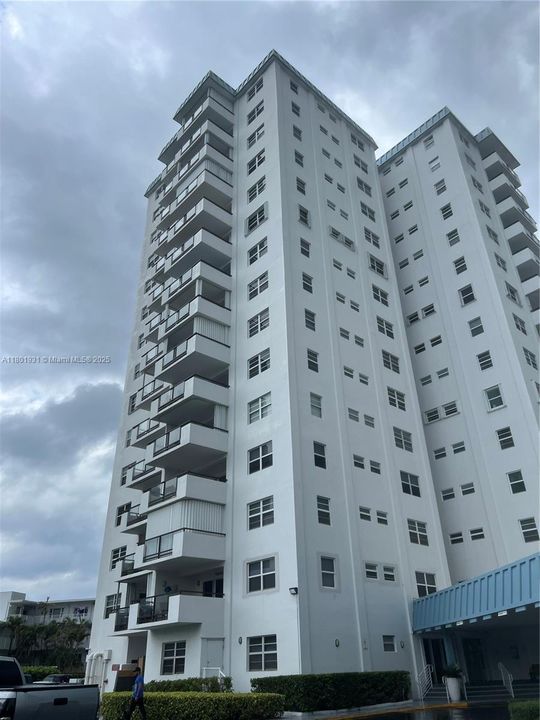 For Rent: $3,200 (2 beds, 2 baths, 1070 Square Feet)