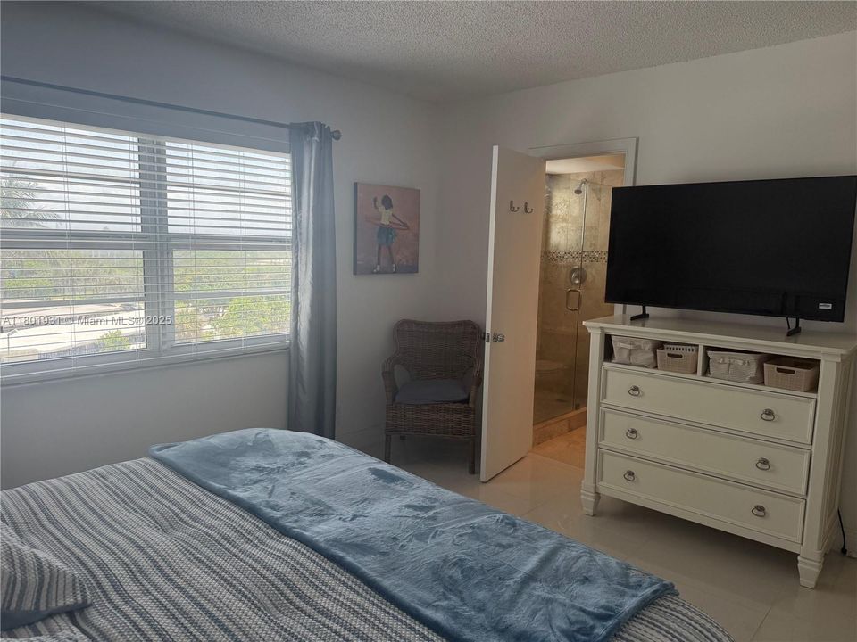 For Rent: $3,200 (2 beds, 2 baths, 1070 Square Feet)