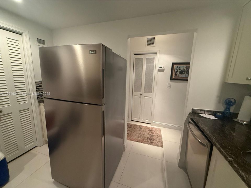 For Rent: $3,200 (2 beds, 2 baths, 1070 Square Feet)
