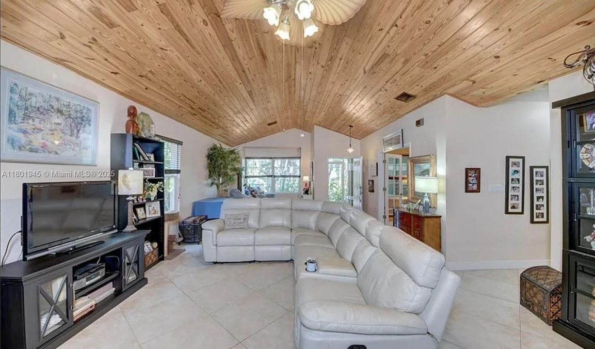 For Sale: $369,900 (4 beds, 2 baths, 1740 Square Feet)