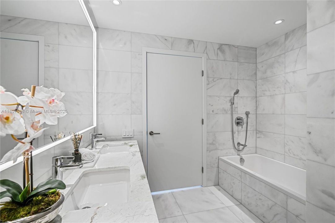 Recently Sold: $4,050,000 (3 beds, 3 baths, 2336 Square Feet)