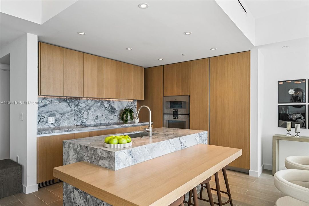 Recently Sold: $4,050,000 (3 beds, 3 baths, 2336 Square Feet)