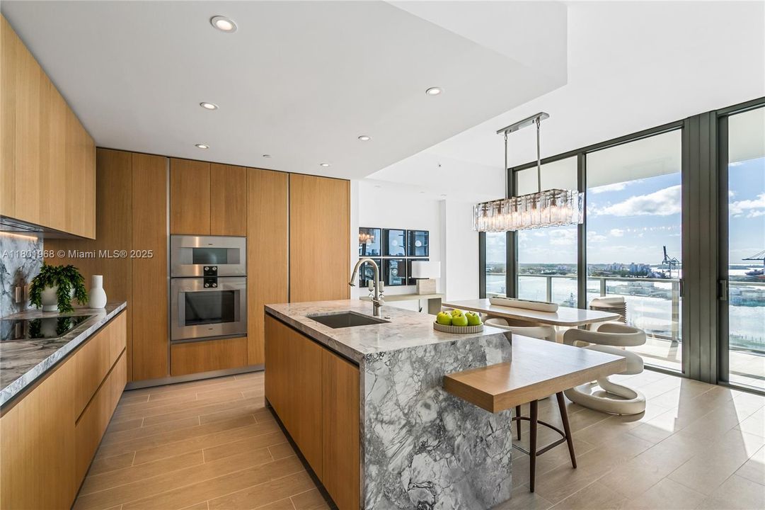 Recently Sold: $4,050,000 (3 beds, 3 baths, 2336 Square Feet)