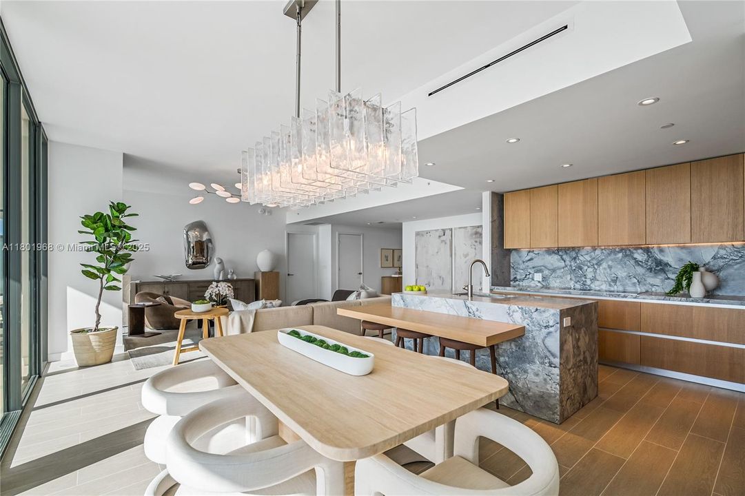 Recently Sold: $4,050,000 (3 beds, 3 baths, 2336 Square Feet)