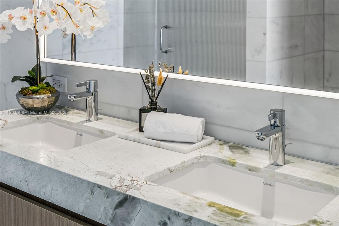 Recently Sold: $4,050,000 (3 beds, 3 baths, 2336 Square Feet)