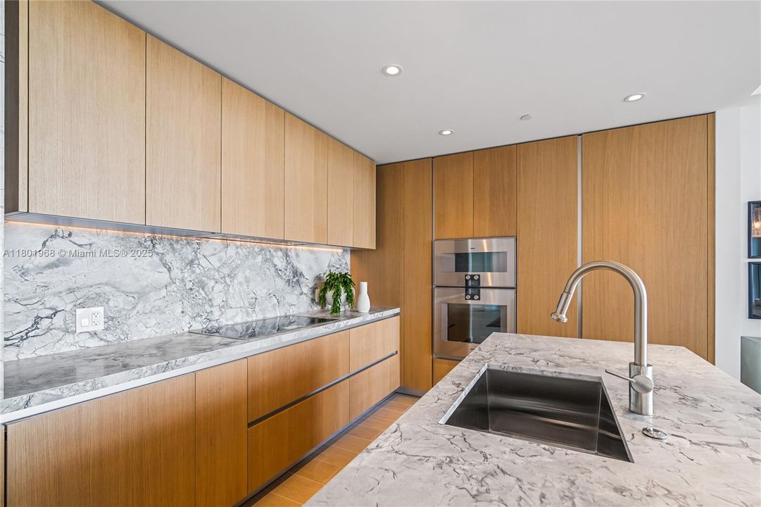Recently Sold: $4,050,000 (3 beds, 3 baths, 2336 Square Feet)