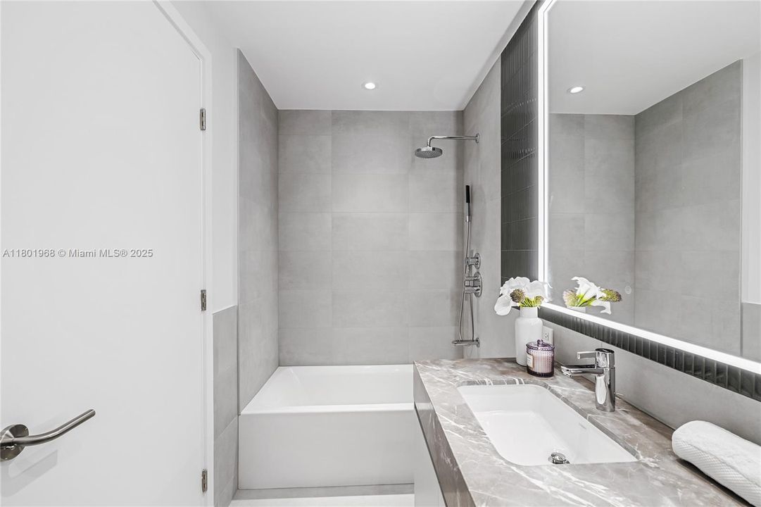 Recently Sold: $4,050,000 (3 beds, 3 baths, 2336 Square Feet)