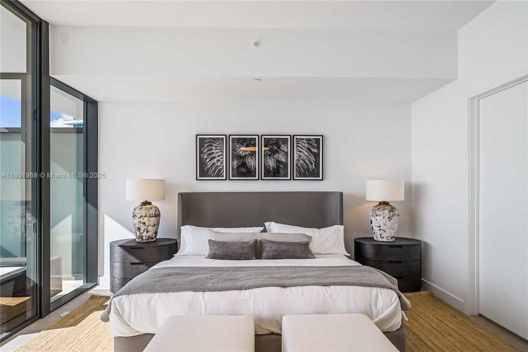 Recently Sold: $4,050,000 (3 beds, 3 baths, 2336 Square Feet)