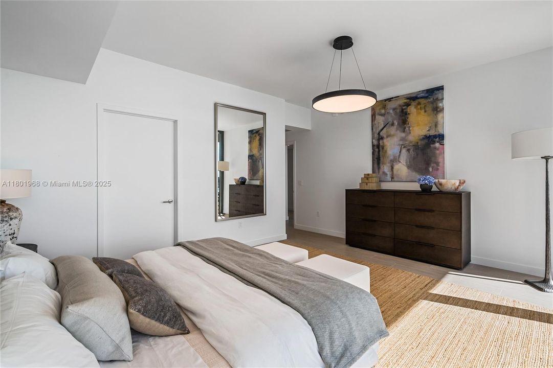 Recently Sold: $4,050,000 (3 beds, 3 baths, 2336 Square Feet)