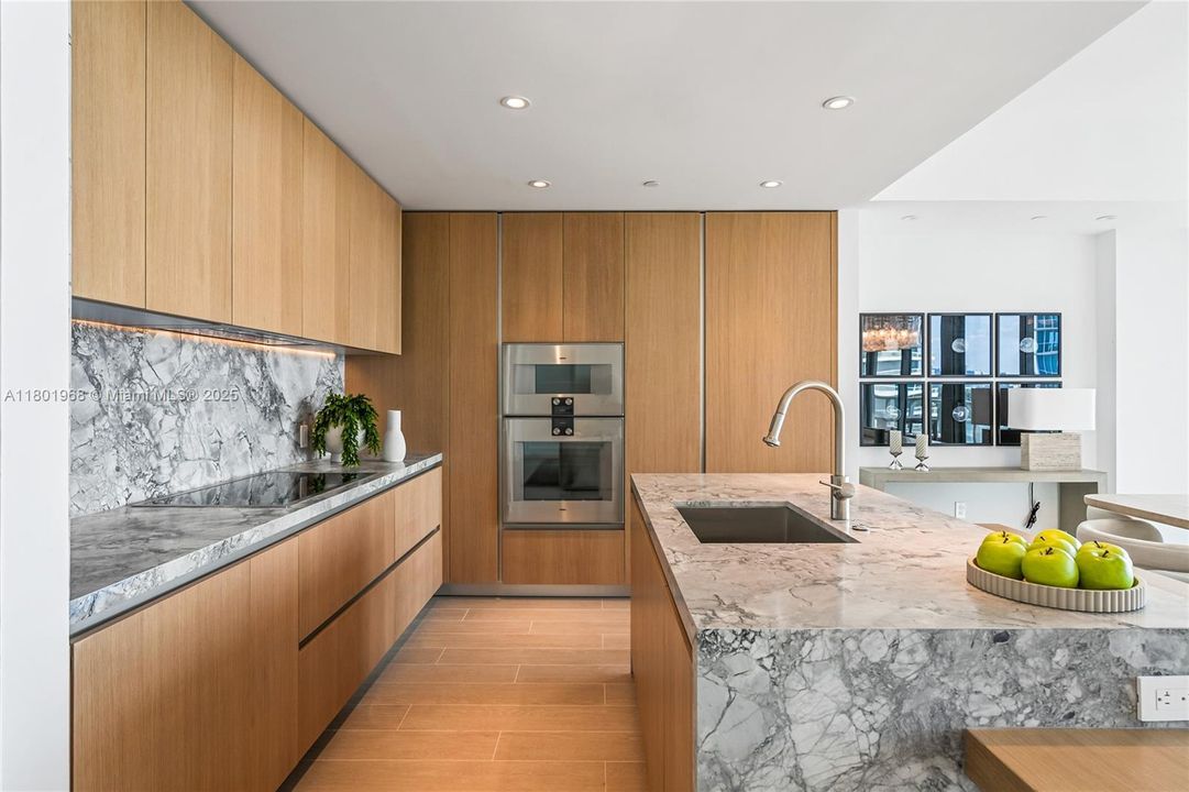 Recently Sold: $4,050,000 (3 beds, 3 baths, 2336 Square Feet)
