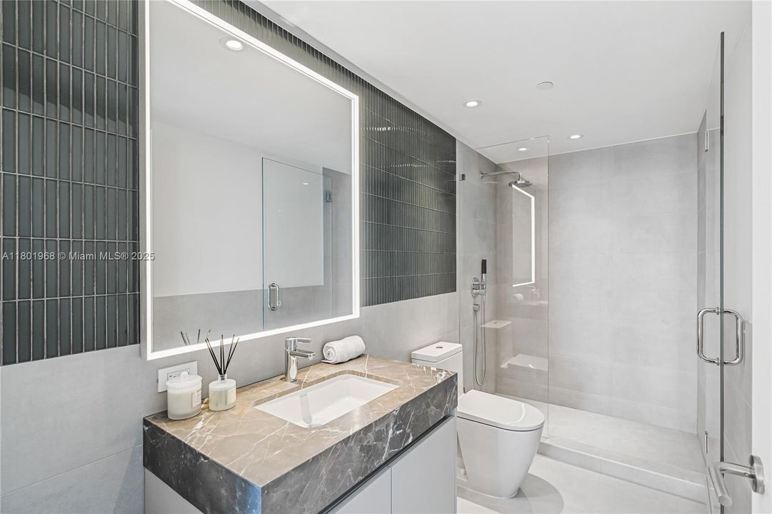 Recently Sold: $4,050,000 (3 beds, 3 baths, 2336 Square Feet)