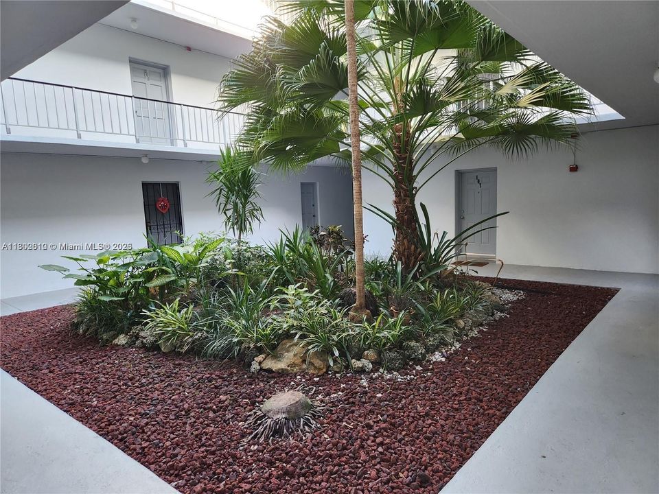 Recently Sold: $250,000 (1 beds, 1 baths, 677 Square Feet)