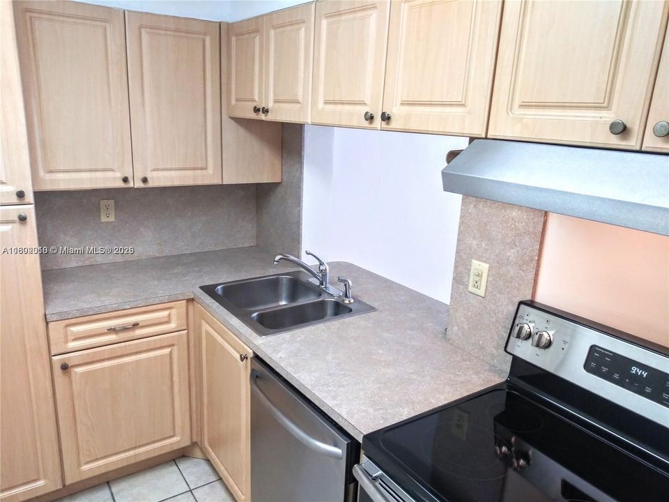 Recently Sold: $250,000 (1 beds, 1 baths, 677 Square Feet)
