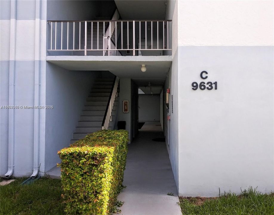 Recently Sold: $250,000 (1 beds, 1 baths, 677 Square Feet)
