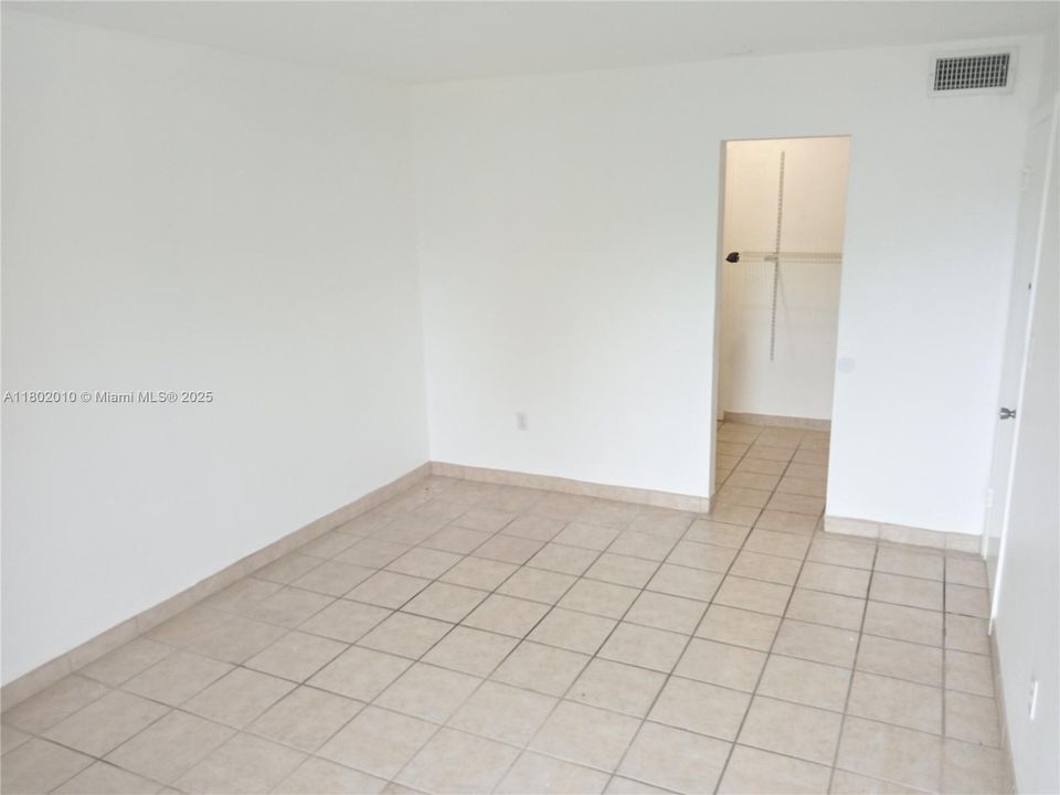 Recently Sold: $250,000 (1 beds, 1 baths, 677 Square Feet)