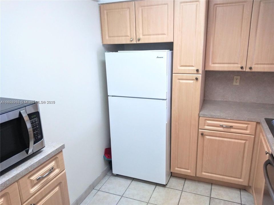 Recently Sold: $250,000 (1 beds, 1 baths, 677 Square Feet)