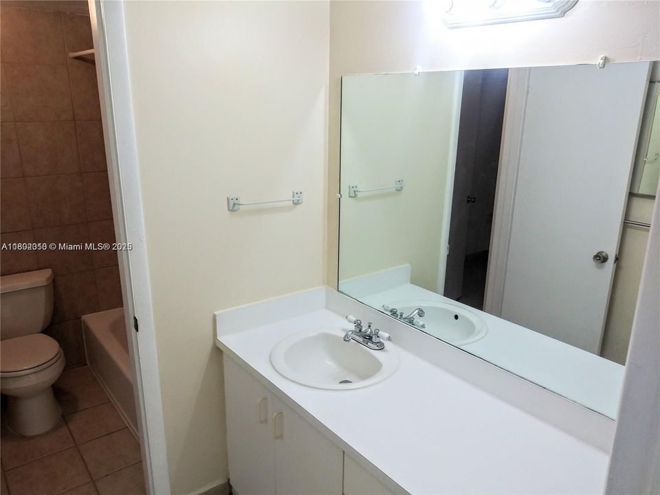 Recently Sold: $250,000 (1 beds, 1 baths, 677 Square Feet)