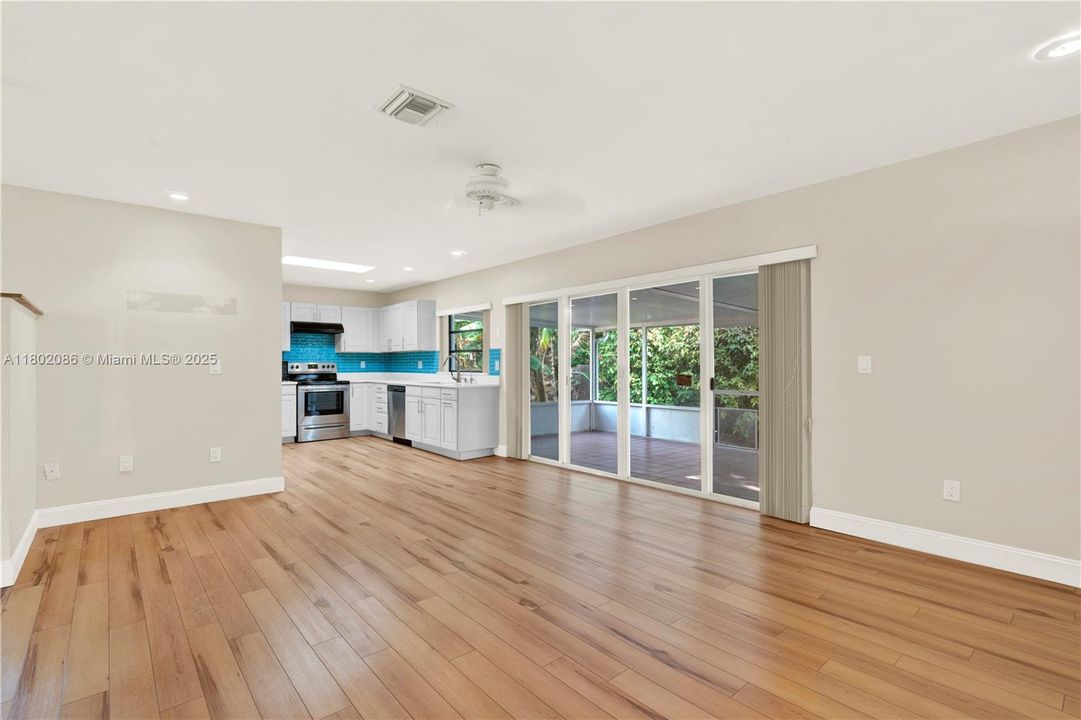 Vendido Recientemente: $490,000 (3 camas, 2 baños, 1808 Pies cuadrados)