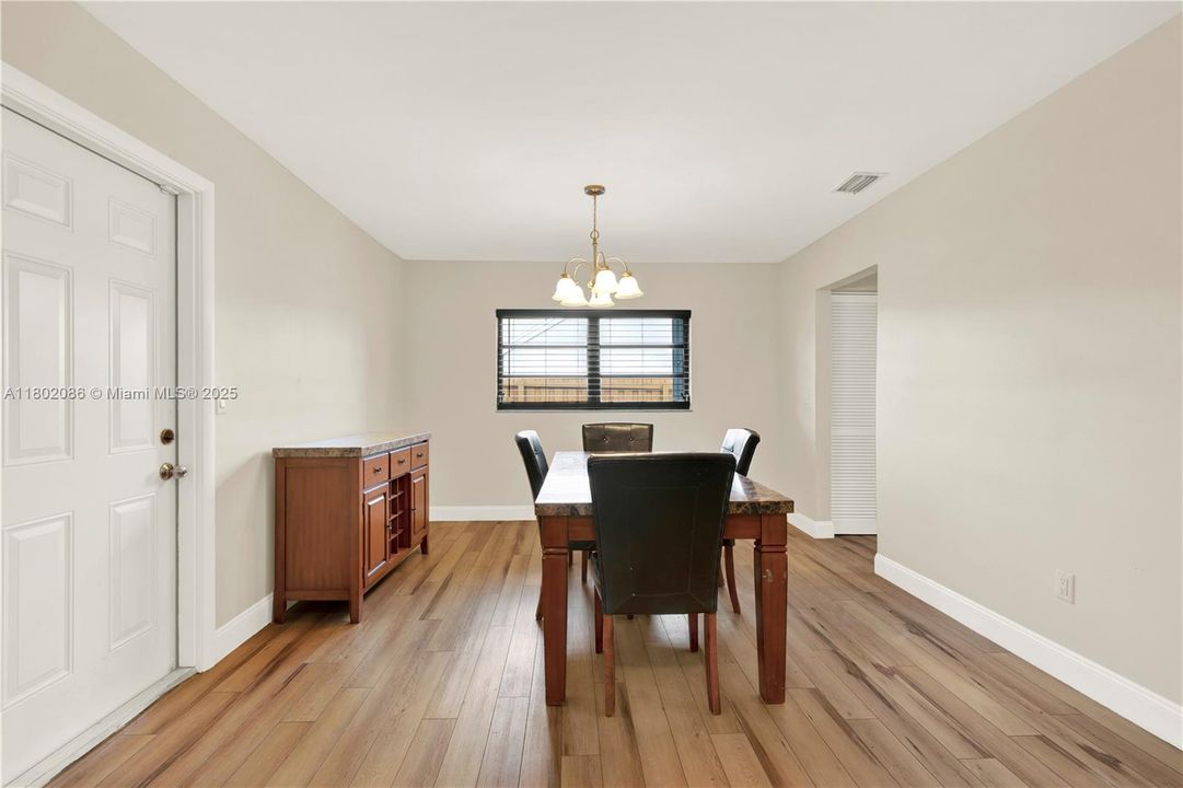 Vendido Recientemente: $490,000 (3 camas, 2 baños, 1808 Pies cuadrados)