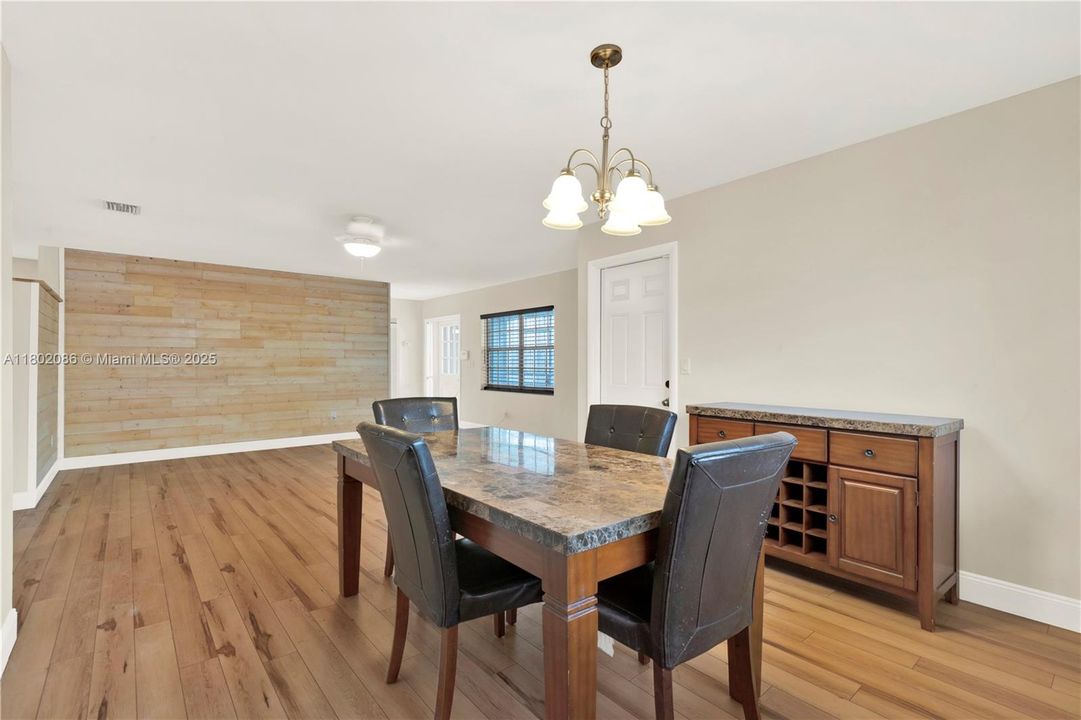 Vendido Recientemente: $490,000 (3 camas, 2 baños, 1808 Pies cuadrados)