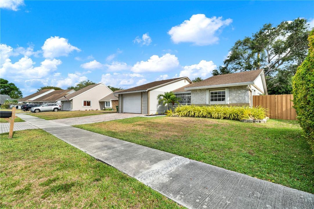 Vendido Recientemente: $490,000 (3 camas, 2 baños, 1808 Pies cuadrados)