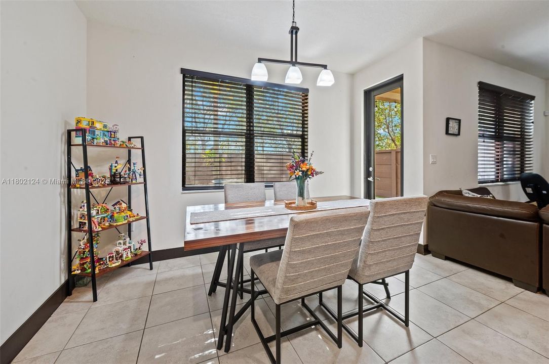 En Venta: $555,000 (3 camas, 2 baños, 1588 Pies cuadrados)