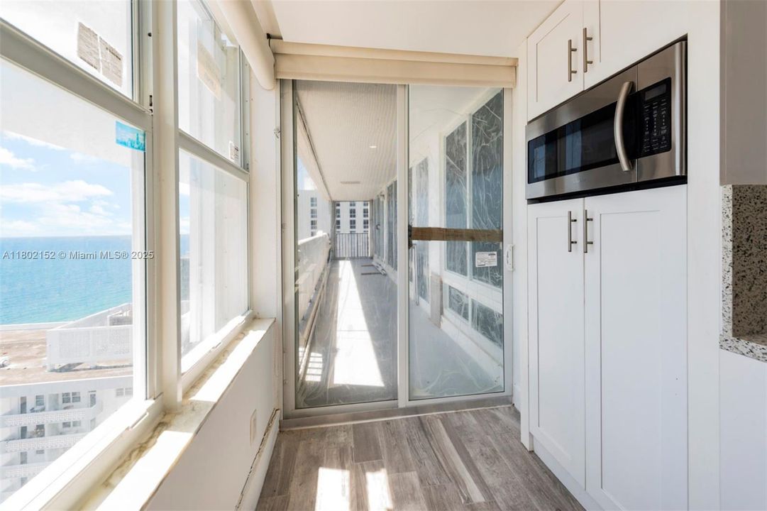 Kitchen Eat-in Area W Balcony