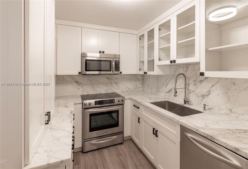 For Sale: $1,100,000 (2 beds, 2 baths, 1415 Square Feet)