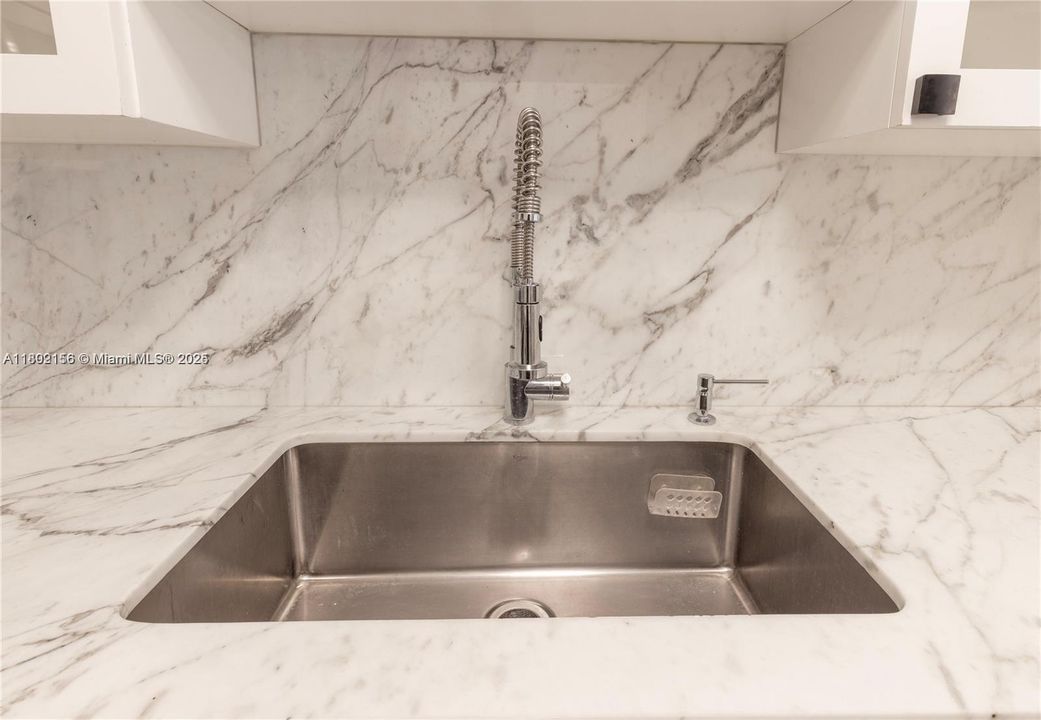 For Sale: $1,100,000 (2 beds, 2 baths, 1415 Square Feet)