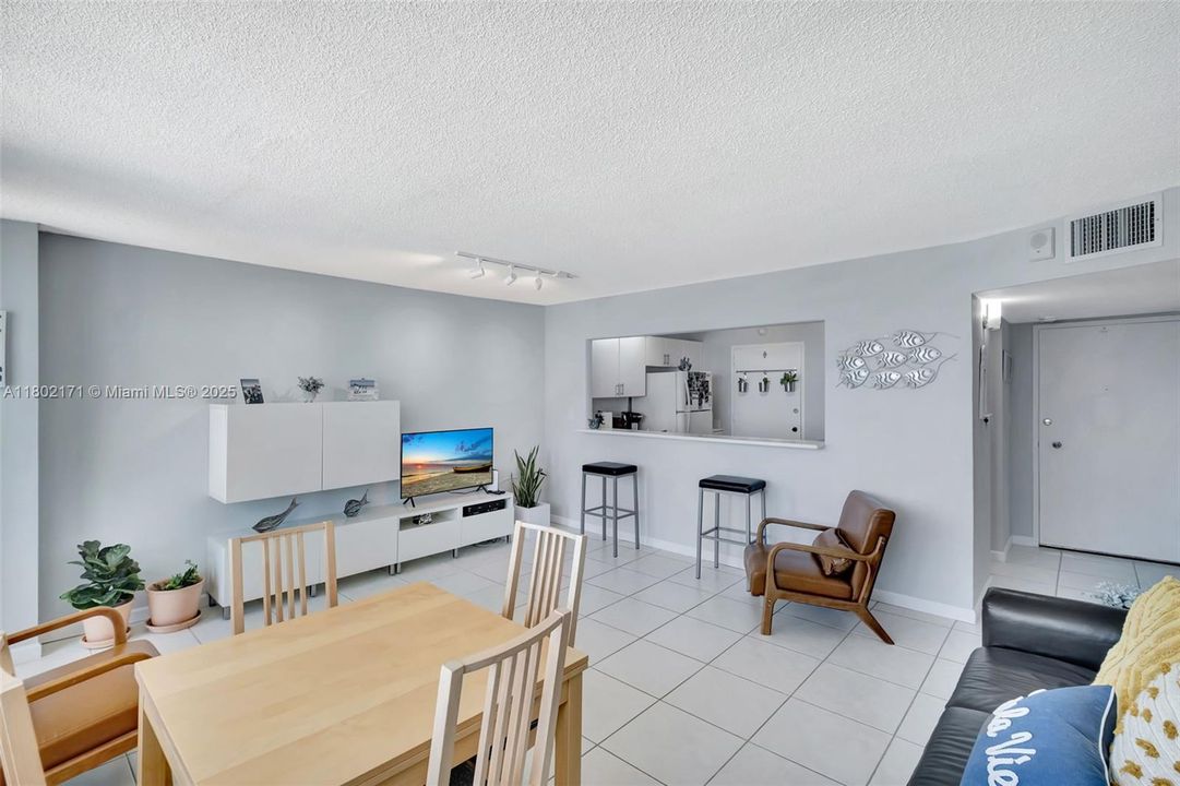 En Venta: $585,000 (1 camas, 2 baños, 912 Pies cuadrados)